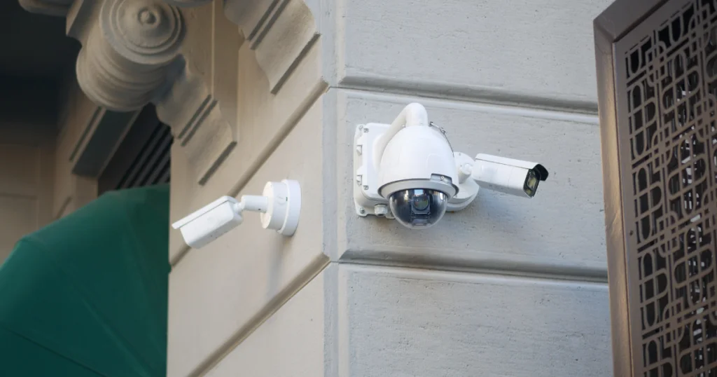 Kamera kopułkowa CCTV zamontowana na elewacji budynku