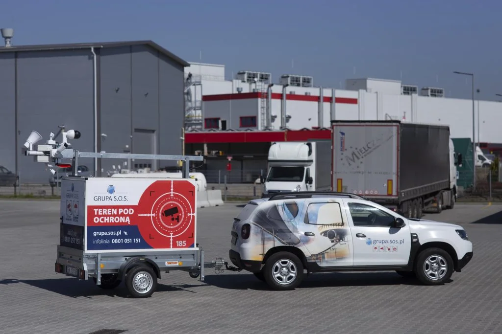 Mobilna wieża dozorująca z kamerami CCTV przy magazynie
