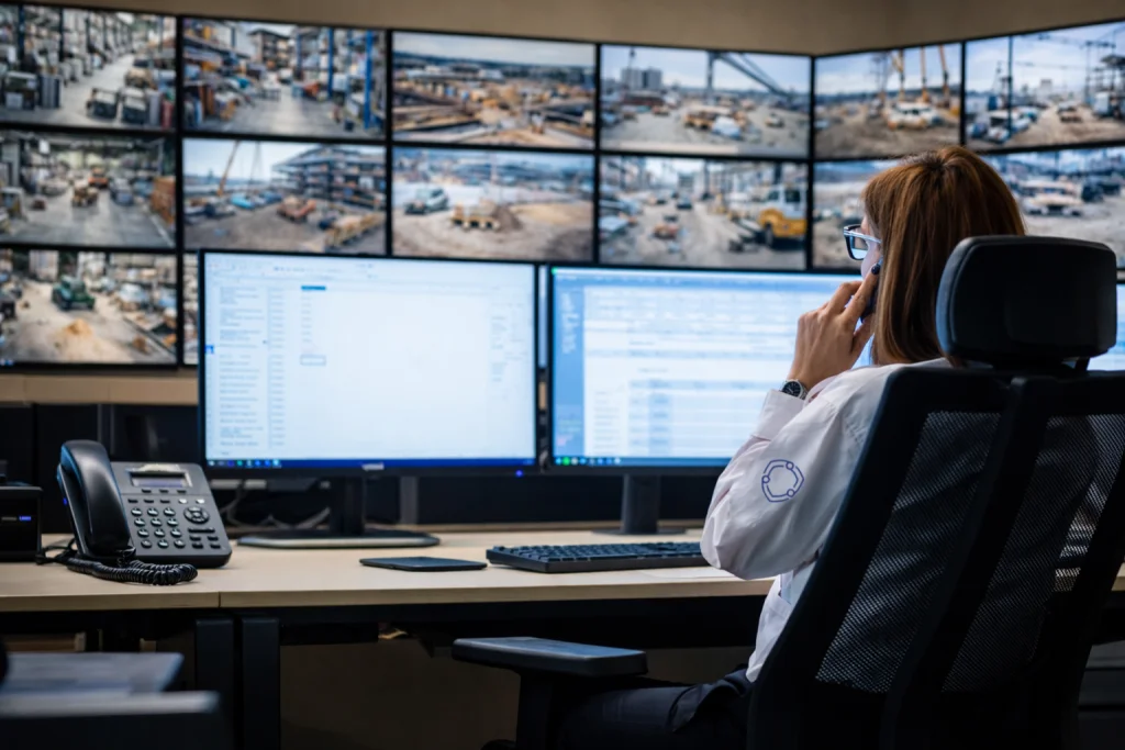 Operatorka Centrum Monitoringu Grupy S.O.S. przy monitorach CCTV